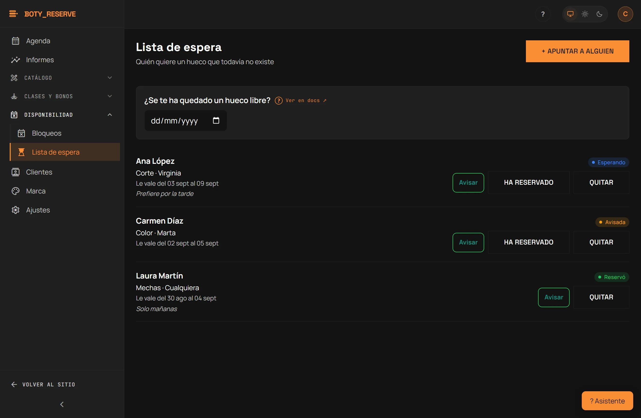 Lista de espera con tres entradas: servicio, profesional, cliente, rango de fechas y estado (Esperando, Avisada, Reservó).